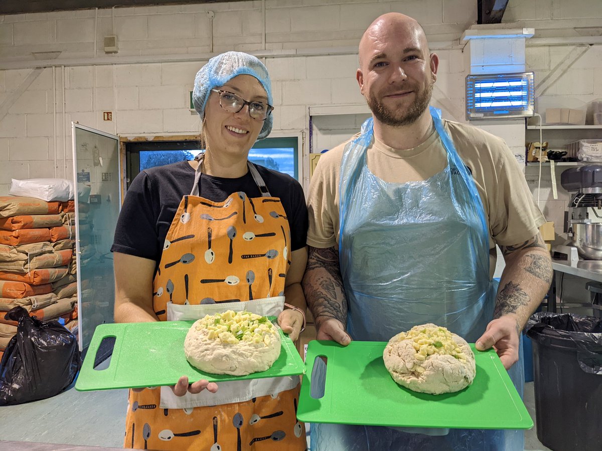 BrocklebysPies's tweet image. Happy Bread makers🍞! That&apos;s a mature cheddar and spring onion soda bread you have there ready to pop into the oven.

#breadmakingclass #breadmakingexperience #breadmaking #breadlover