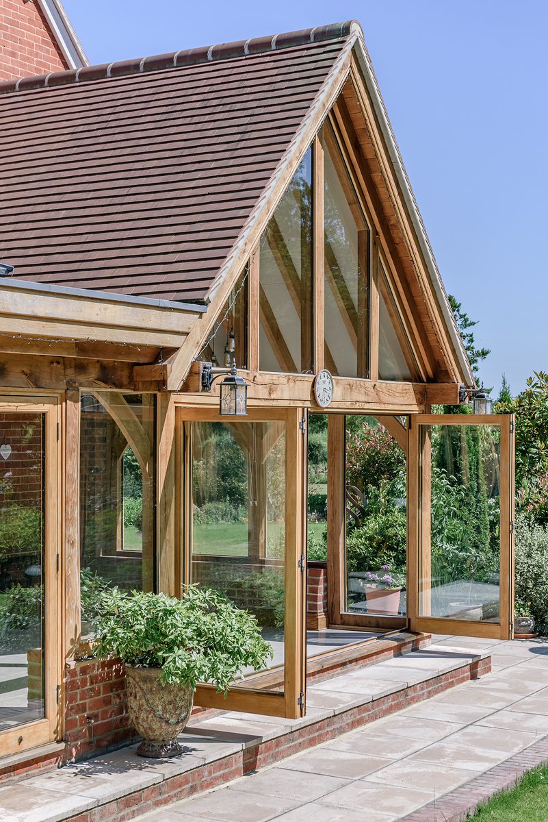 PrimeOakUK's tweet photo. Open or closed... bi-folding doors provide an uninterrupted connection to the garden all year round ๐
#bifoldingdoors #gableend #oakframing #gardenroom #exposedrafters #indooroutdoorliving #livingroominspo #livingroomdecor #livingroomextension https://t.co/twegvhFHDE