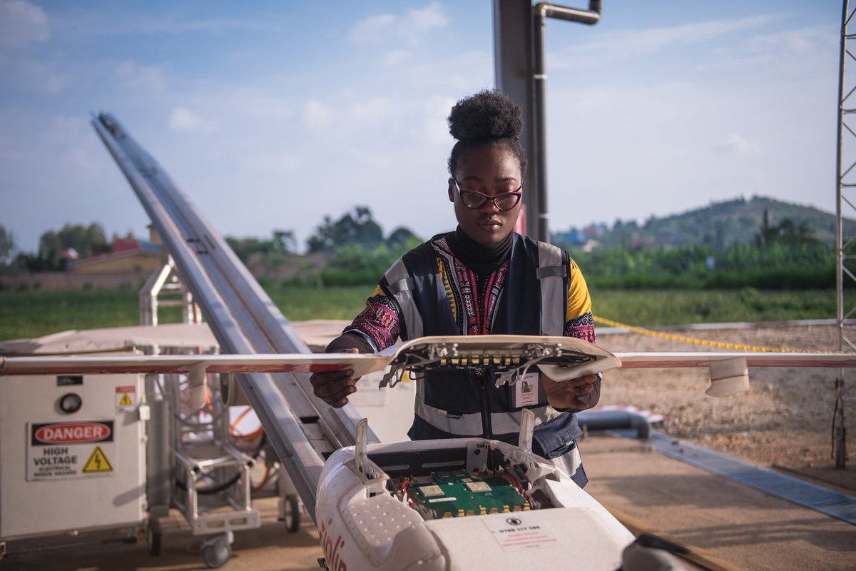 Zipline_Nigeria's tweet photo. #Zipline drones perform automated pre-flight system checks to ensure that each is safe and ready for flight before delivery. Integrated data from maintenance and flight records enable our operators to make informed decisions about flights and safety.
#DronesThatDeliver
(1/2) https://t.co/Jalw2vdlYB