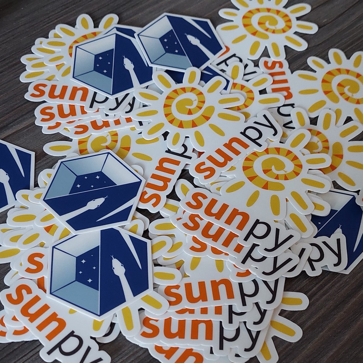 SunPyProject's tweet image. At the @SolarOrbiter8 workshop in Belfast this week! Looking forward to the data analysis day on Friday where we'll look at how @ESASolarOrbiter observations can be analysed within the SunPy ecosystem 🚀
We also have SunPy and NDCube stickers for attendees 🌞
