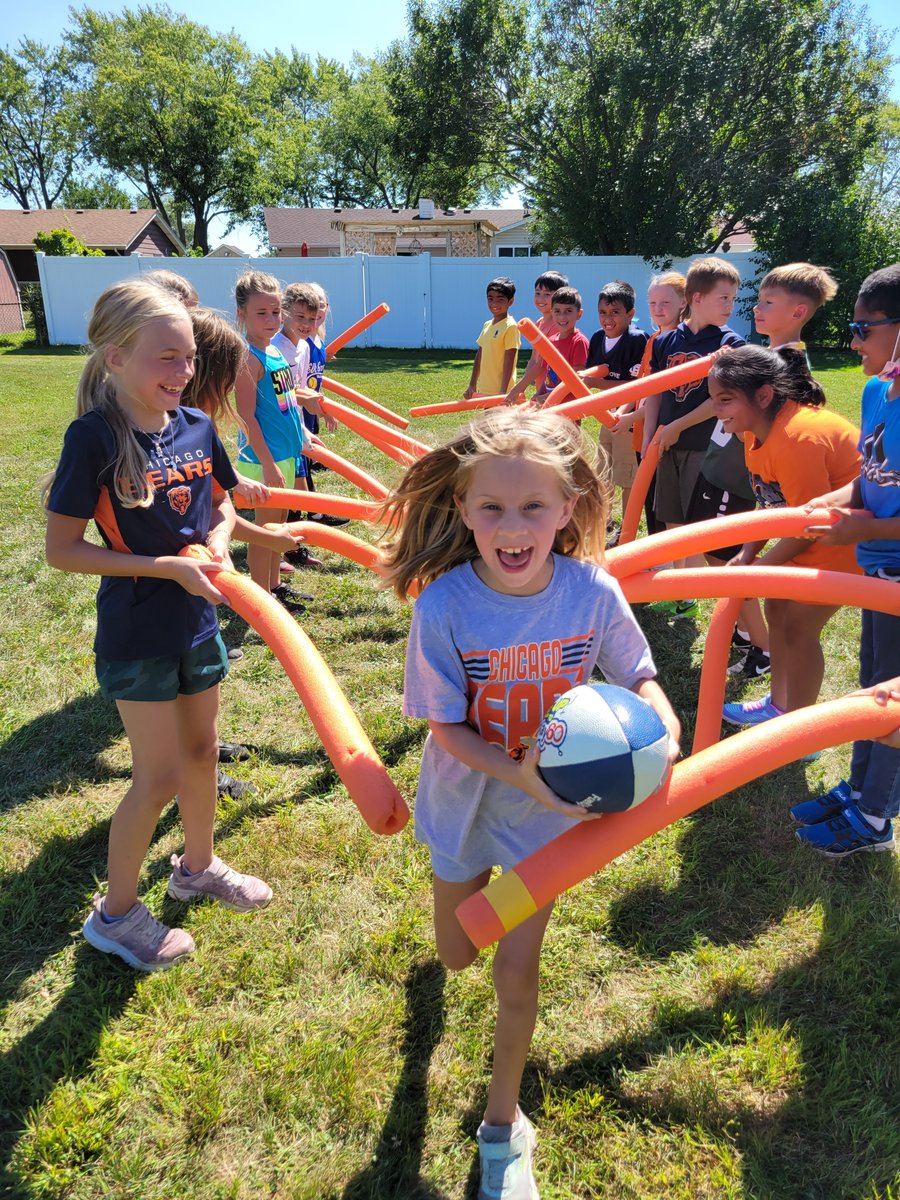 Griffin0515's tweet photo. Back to Football Friday was so much fun! Thanks @Ridge_PE https://t.co/KogyM34y8L