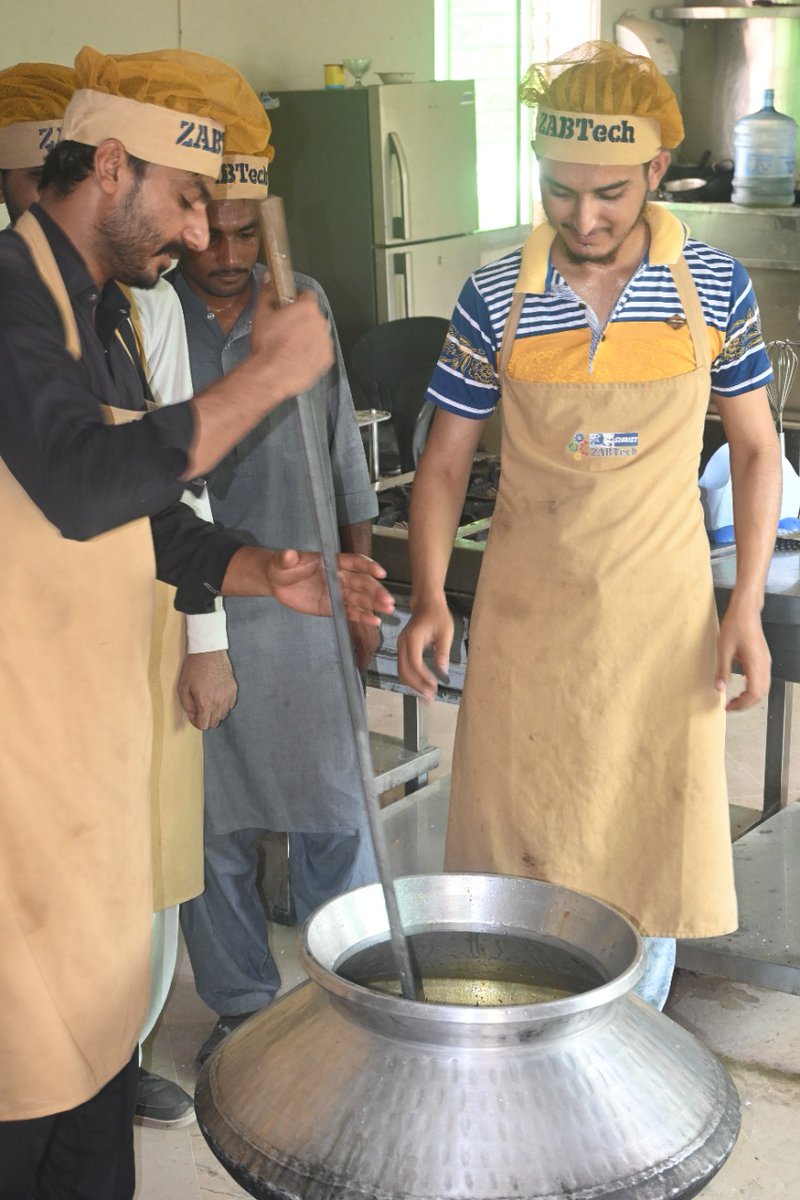 SzabistZabtech's tweet photo. SZABIST ZABTech Larkana continues the noble contribution of feeding the 120 individuals, who have taken refuge at Government School due to their displacement caused by the catastrophic floods in Sindh. 

#SZABISTZABTechiTVE #zabtechlrk #donatenow #floodsinpakistan #floodsinsindh https://t.co/WiI6JXW7k2