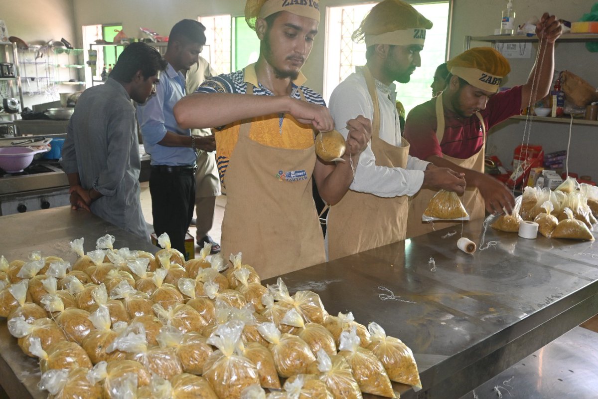 SzabistZabtech's tweet photo. SZABIST ZABTech Larkana continues the noble contribution of feeding the 120 individuals, who have taken refuge at Government School due to their displacement caused by the catastrophic floods in Sindh. 

#SZABISTZABTechiTVE #zabtechlrk #donatenow #floodsinpakistan #floodsinsindh https://t.co/WiI6JXW7k2