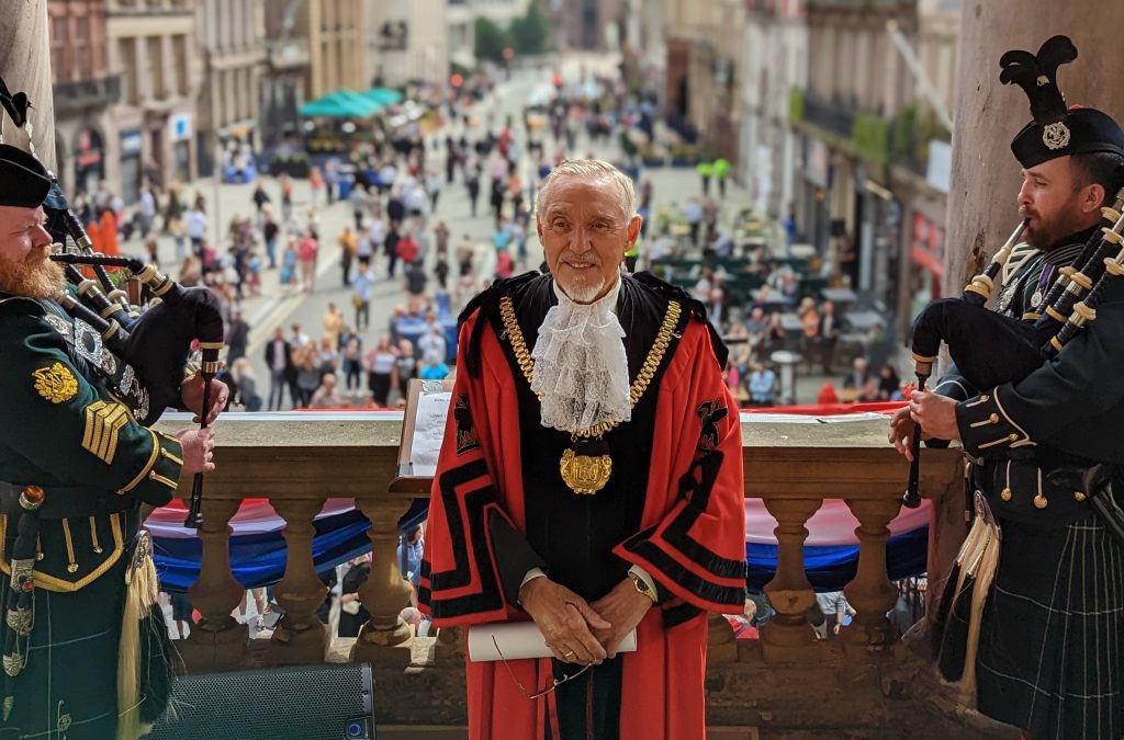 HS_Merseyside's tweet photo. Hundreds gathered yesterday @TownHallLpool to witness the #LiverpoolLordMayor Roy Gladden read the #Proclamation a special and poignant day in our Nation’s history - good to see Pipe Major @jocklad1977 and Sir Kenny &amp; Lady Dalglish MBE too https://t.co/NkHhkT6B2s