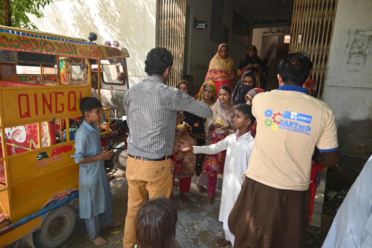 SzabistZabtech's tweet photo. SZABIST ZABTech Larkana continues the noble contribution of feeding the 120 individuals, who have taken refuge at Government School due to their displacement caused by the catastrophic floods in Sindh. 

#SZABISTZABTechiTVE #zabtechlrk #donatenow #floodsinpakistan #floodsinsindh https://t.co/WiI6JXW7k2
