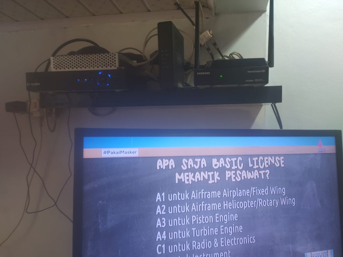 PutriBusana's tweet photo. @FirstMediaCares wifi saya rusak sudah 2x 24 jam. Posisi routernya mati seperti di foto. Kapan bisa perbaikan. Thks https://t.co/2ZVrZC4suP