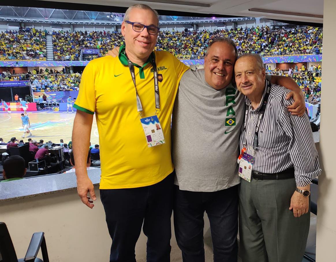 KrollGuilherme's tweet photo. Momento mágico, hoje, no Geraldão. 
Trocando carinho com o mito, Horácio Moratore, argentino, presidente de honra da FIBA nas Américas, ex-presidente da FIBA Mundo, que se emocionou ao saber que o Flamengo contratou os craques argentinos, José Vildoza, Penka Aguirre e Loku Cuello https://t.co/zHyUA5cOPg