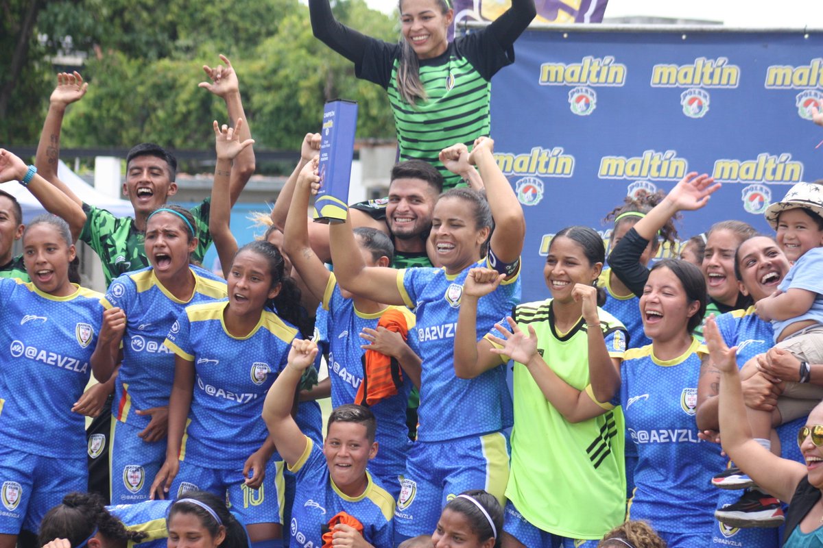 clubmadeirafem's tweet photo. #LigaFUTVEFem l ¡Bueeeenooos diaaas finalistas! 😝✌️

#ForçaMadeira🇺🇦 
#EsMomentoDeEllas https://t.co/LyMnUj7ppM
