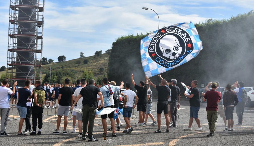 ComposBarrikada's tweet photo. Onte acadouse a primeira victoria, tocou sufrir ata o final, pero asi os 3pts saben mellor! Destacamos o recibimento organizado por @FendeTestas1995 e o gran ambiente nas gradas. Isto non fixo mais que comezar... Esta semana primeiro derbi e viaxe a Ourense. FORZA COMPOS 🔥 https://t.co/MLoKDZeZxi