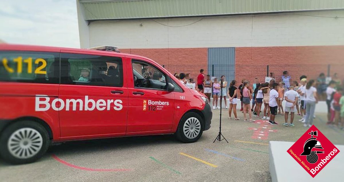 Hoy alumnos y  profesorado del Ceip Rosalía Bondia (Pego), han abierto el curso con un bonito homenaje al Cuerpo de Bomberos por su espíritu, esfuerzo y dedicación en la labor desempeñada este verano en su lucha contra el  🔥 de Les Valls!!  Gracias👲❤️👏👏
#bomberos #cpba