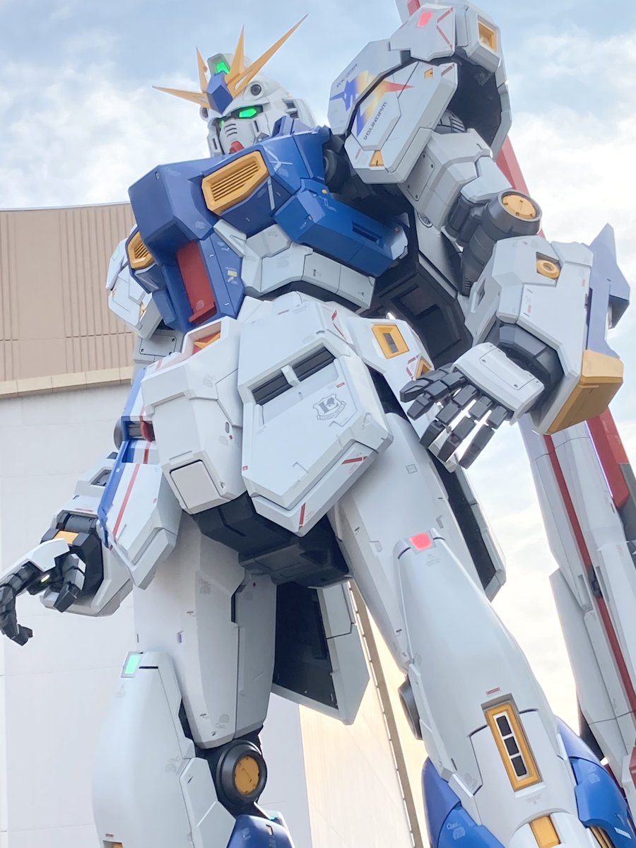 ららぽーと福岡のνガンダム立像見に行ってきました〜。やはり実物大は存在感が半端なくて凄いですわ!個人的に下から見上げるバックショットがカッコよくて好き😊 