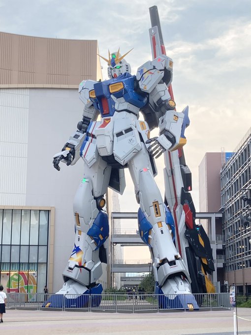 ららぽーと福岡のνガンダム立像見に行ってきました〜。やはり実物大は存在感が半端なくて凄いですわ!個人的に下から見上げるバックショットがカッコよくて好き😊 