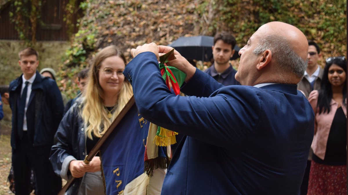 Jeunes_IHEDN's tweet photo. [#Engagement🤝] Le week-end du 10 et 11 septembre, les #JeunesIHEDN se sont rassemblés au Mont-Valérien pour leur Université de rentrée 2022  !

✒️ Le clou du spectacle ? La signature exceptionnelle d’un partenariat avec le @SF_Siege et la remise d’un ancien drapeau.

#TeamAthéna https://t.co/Orvs9ibOa0