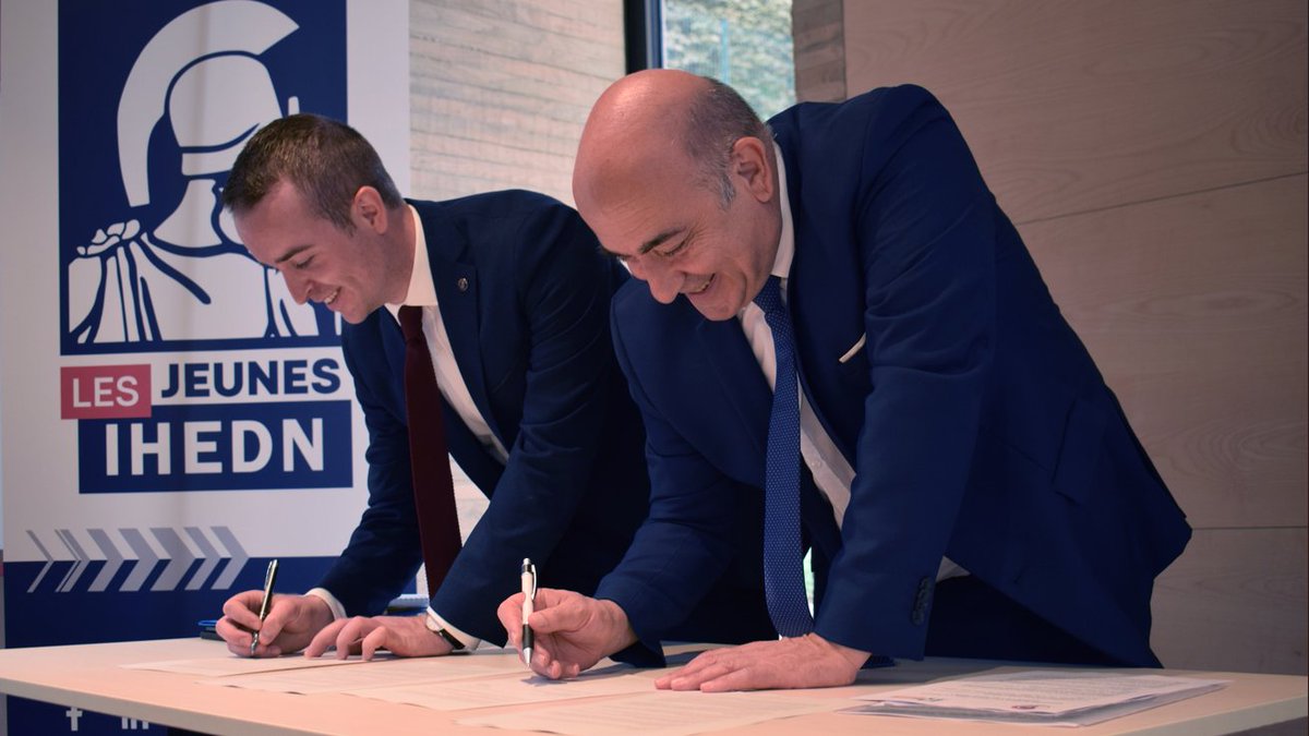 Jeunes_IHEDN's tweet photo. [#Engagement🤝] Le week-end du 10 et 11 septembre, les #JeunesIHEDN se sont rassemblés au Mont-Valérien pour leur Université de rentrée 2022  !

✒️ Le clou du spectacle ? La signature exceptionnelle d’un partenariat avec le @SF_Siege et la remise d’un ancien drapeau.

#TeamAthéna https://t.co/Orvs9ibOa0