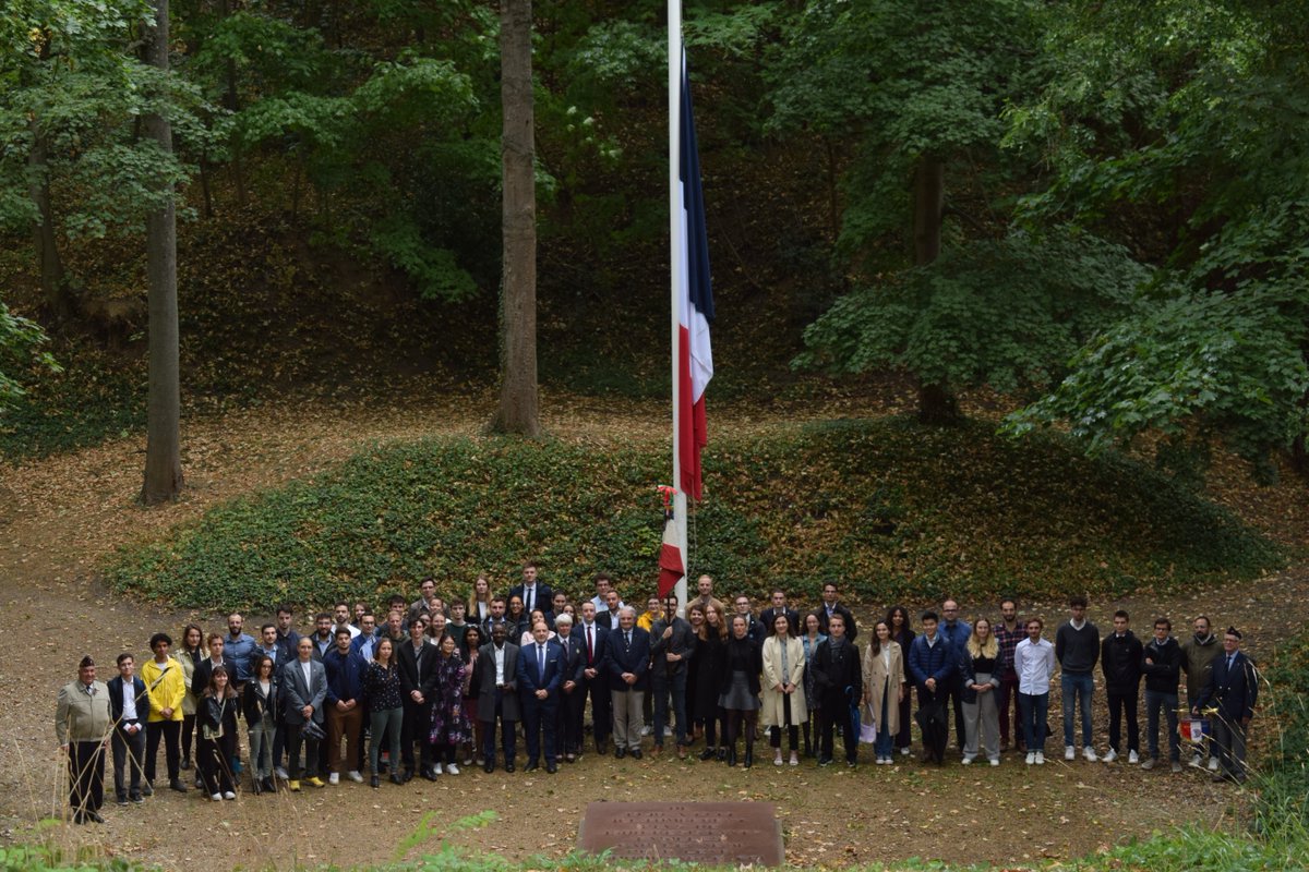 Jeunes_IHEDN's tweet photo. [#Engagement🤝] Le week-end du 10 et 11 septembre, les #JeunesIHEDN se sont rassemblés au Mont-Valérien pour leur Université de rentrée 2022  !

✒️ Le clou du spectacle ? La signature exceptionnelle d’un partenariat avec le @SF_Siege et la remise d’un ancien drapeau.

#TeamAthéna https://t.co/Orvs9ibOa0