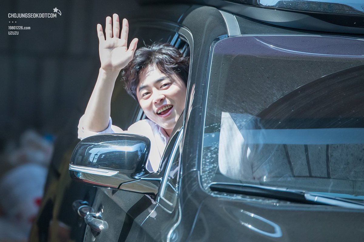 이날 진짜진짜 쭈아함!
존나 팬들 봐서 신난 붕방강쥐임!
창문으로 얼굴 빼꼼 내밀고 
끝까지 해맑게 인사해주는 아기천사..🤍