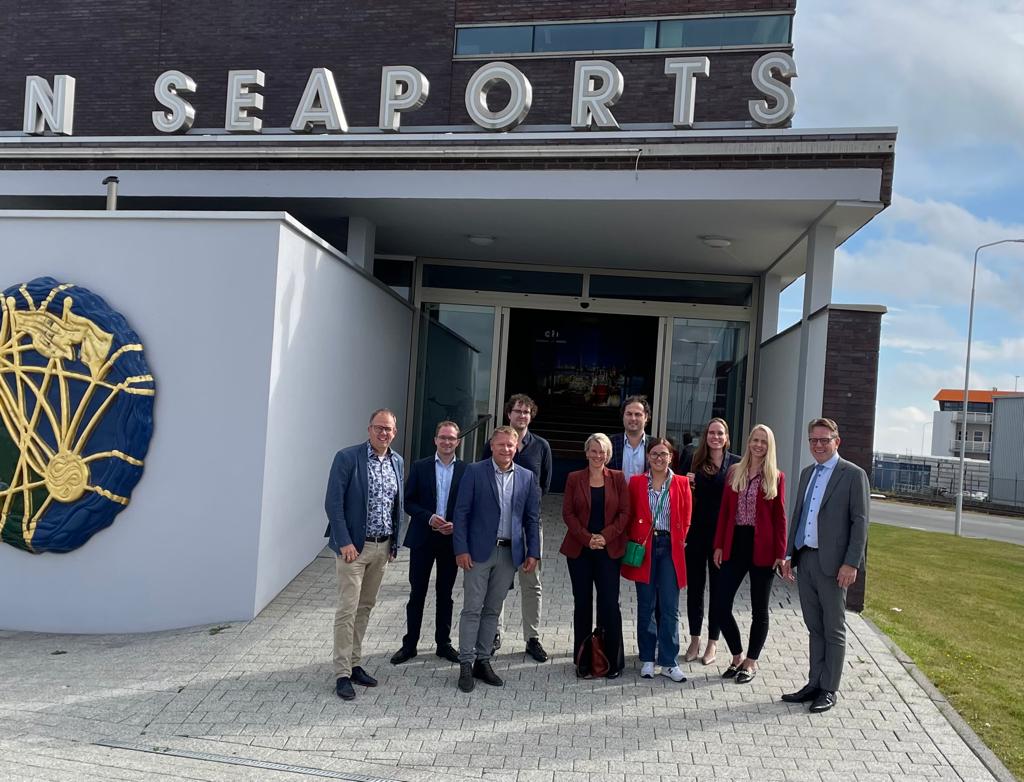 GroningerHavens's tweet photo. Vrijdag zijn zowel Kamerleden als lokale fractieleden van de VVD bij Groningen Seaports geweest. CEO @caskonig &amp; @Heleenvanwijk gaven een presentatie over circulaire economie. Daarnaast kregen de aanwezigen een rondleiding bij Theo Pouw in #Eemshaven

#circulair #sustainability https://t.co/7IMcyOiz6J