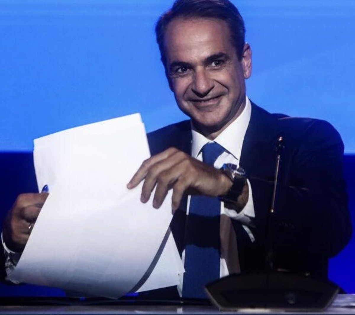 Nikosmoraitis's tweet photo. Δεν έχει ξανασυμβεί πρωθυπουργός να απαντάει σε συνέντευξη Τύπου γυρίζοντας σελίδα σημειώσεων αμέσως μετά από κάθε «άγνωστη» ερώτηση που του τίθεται.
Κι όμως κανείς δε μιλάει, δε θίγεται, δε νιώθει βαθιά προσβεβλημένος. Δυστοπία https://t.co/QfdgNd2TXL