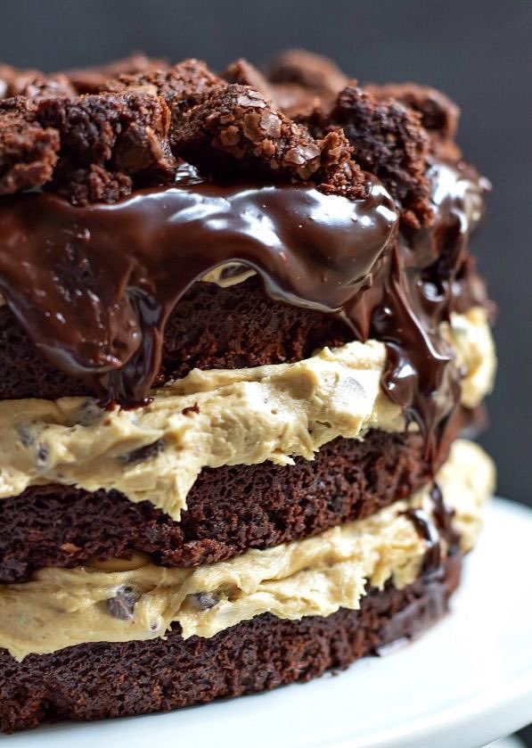 WHATSFORDlNNER's tweet photo. Chocolate Chip Cookie Dough Cake https://t.co/AgcNm0Hg2s