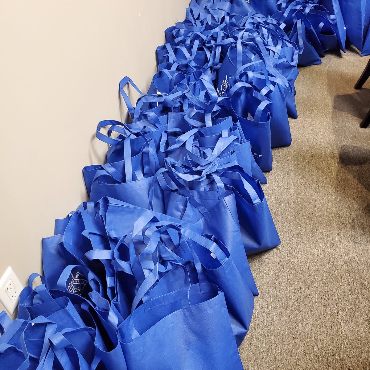 oakvilledads's tweet photo. @GlenAbbeyGC photos part 2. Thank you for showing up and supporting Oakville fooodbank and Meals on wheels. https://t.co/CyGFMzsMNG
