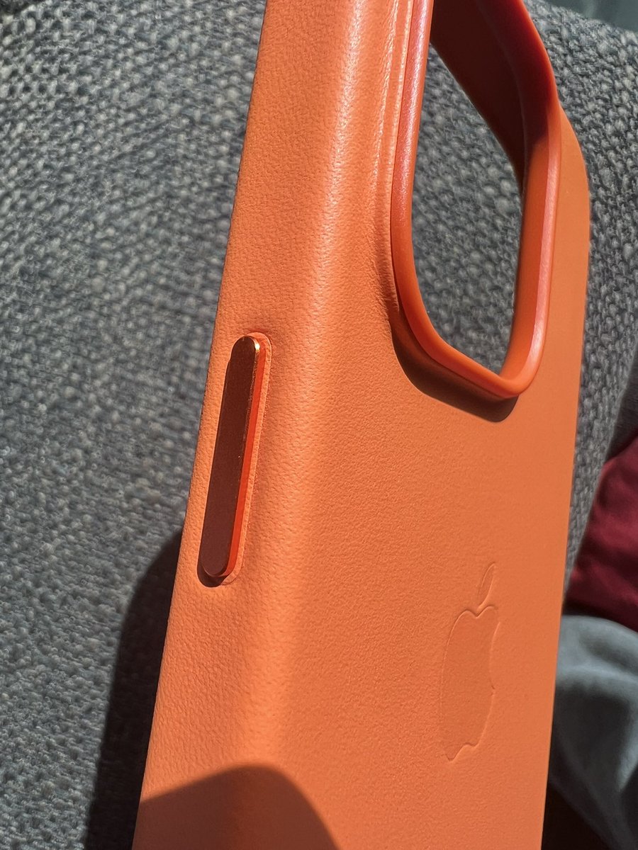 amirdew's tweet photo. The new #iPhone14Pro orange leather case 😍🤩
The power button is metallic https://t.co/llTji3hdXd