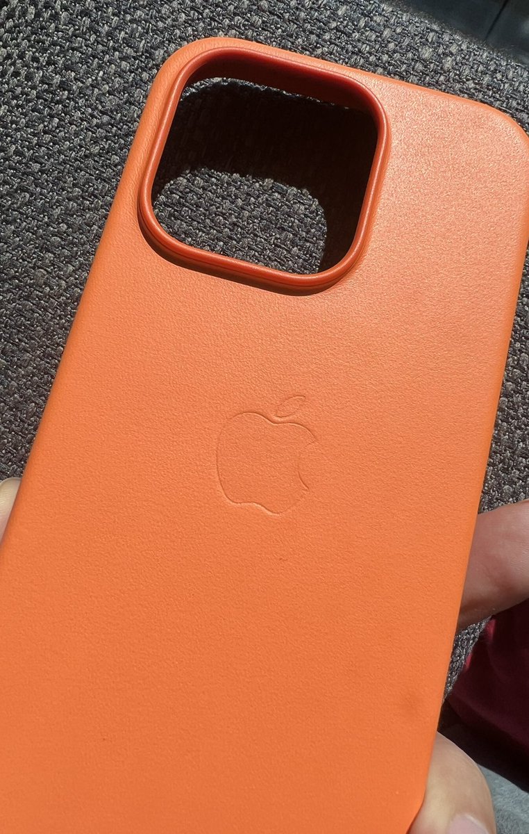 The new #iPhone14Pro orange leather case 😍🤩
The power button is metallic