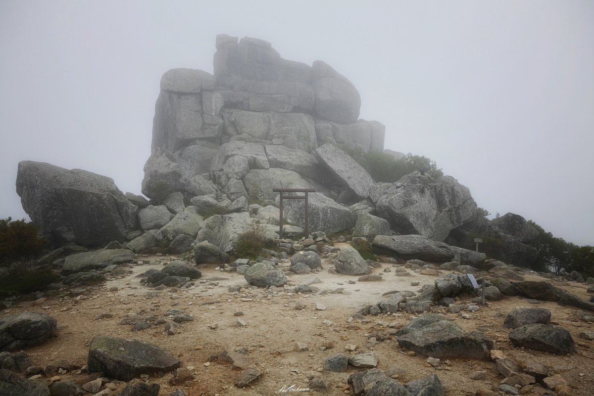 irokawa_sho's tweet photo. ~霧に包まれる金峰山~
久しぶりの登山は山梨と長野の
県境にある金峰山へ。
残念ながら快晴とはいきませんでしたが
霧の中の金峰山もまた良いものでした。
#山梨県 #長野県 #金峰山 #山 #霧
#苔 #五丈石 #登山 #日本百名山
#PicMate #LUMIX #S1R https://t.co/rk63sxiIou