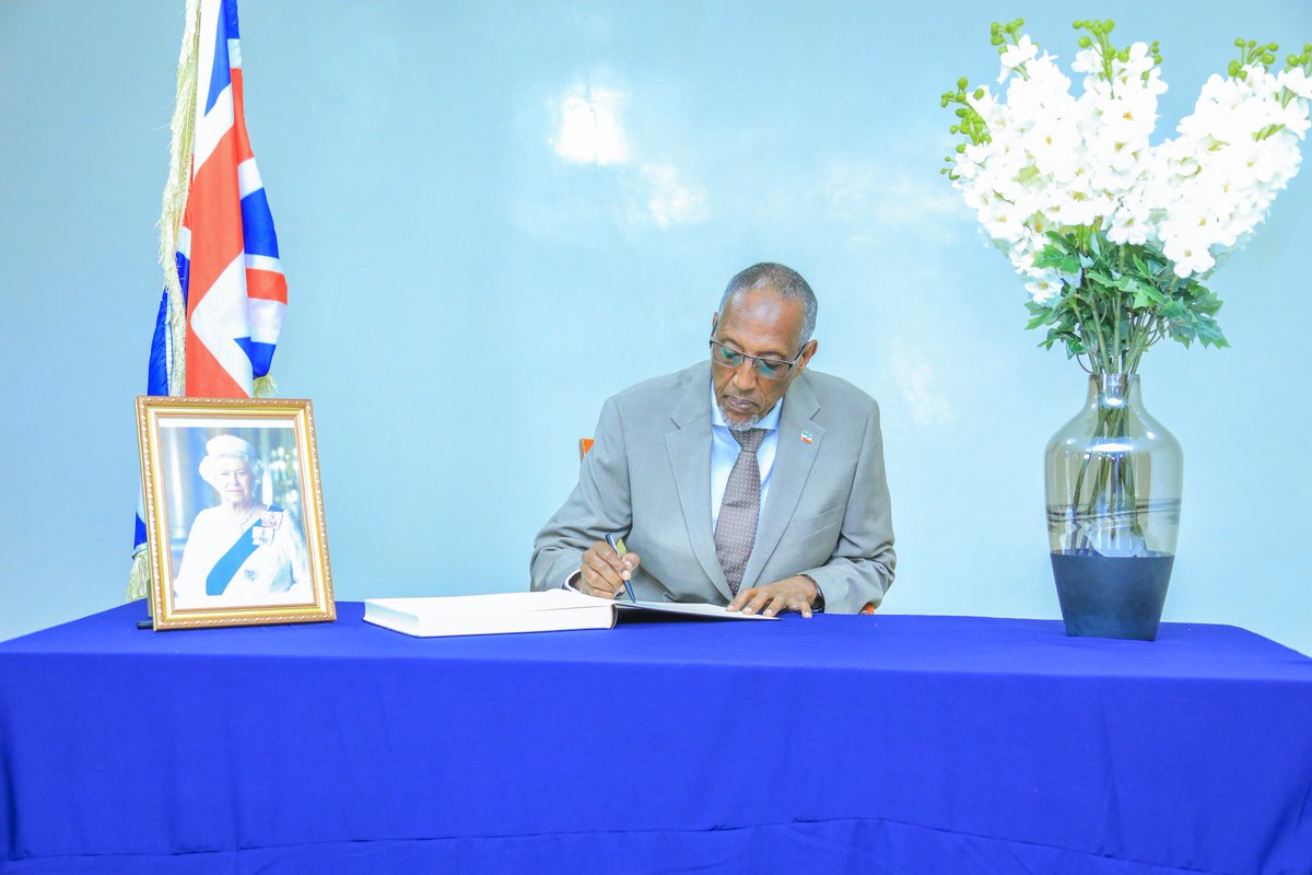 The President of the Republic of Somaliland, Md. @musebiihi Abdi, signed the condolence book of Queen Elizabeth II at the Office of the UK in Hargeisa, the capital of the Republic of #Somaliland.