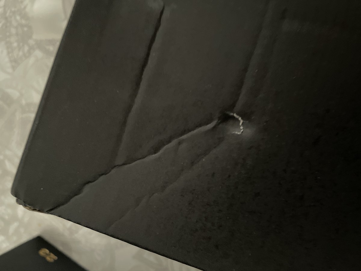 Hola <a href="/jdsportses/">Jdsports</a> 

Me gustaria saber a que enfermo de vuestros trabajadores en logistica se le ha ocurrido hacer esta puta locura. Demando una solución inmediata, esto es un sin sentido. 4 zapatos y no sabeis ni poner una putisima caja para protegerlas. Tengo los dms abiertos.