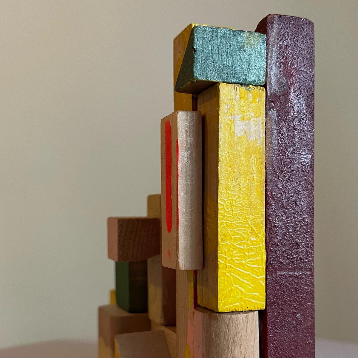 This is number 12 of my series of 15 Brain Blocks 
Its about 14 cm high
acrylic on wood 

#smallart #assemblage #contemporaryart #dutchartist #femaleartist #colorsandtextures #sculpture #sculpturalart #abstractart #rins