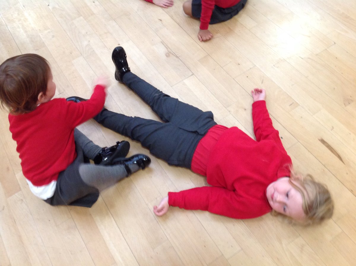 WMPrimaryF1's tweet photo. We took turns with our friend to pretend paint each other. We thought this was funny! #bodyskills #developingmotorskills https://t.co/grQoS4u2Sv