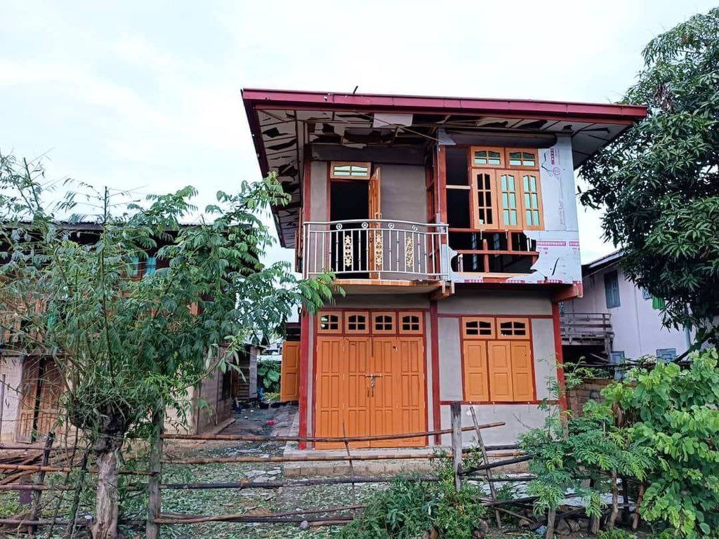 cassiakhin's tweet photo. At least 100 civilian houses were destroyed by the artilleries arbitrarily shelling by military armed forces in Moebye tsp on 8th Sep.  #2022Sept12Coup #WarCrimesOfJunta #WhatsHappeningInMyanmar https://t.co/pXP0rLZO9v