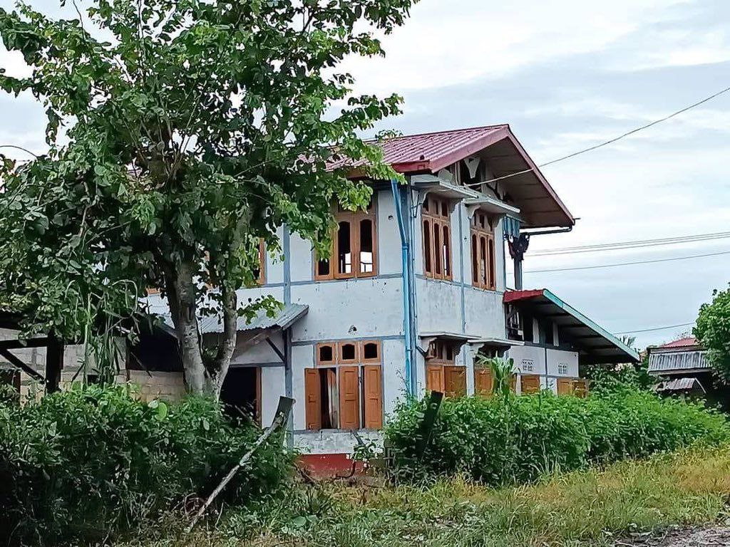 cassiakhin's tweet photo. At least 100 civilian houses were destroyed by the artilleries arbitrarily shelling by military armed forces in Moebye tsp on 8th Sep.  #2022Sept12Coup #WarCrimesOfJunta #WhatsHappeningInMyanmar https://t.co/pXP0rLZO9v