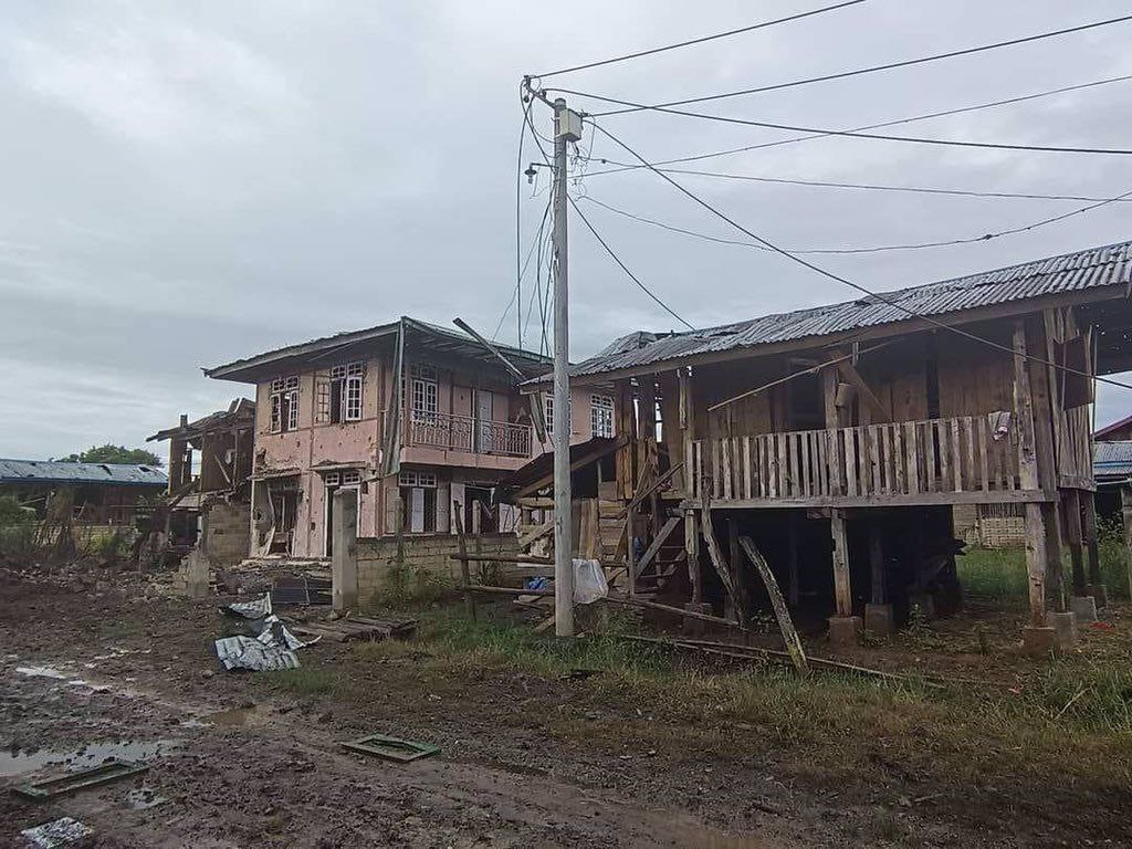 cassiakhin's tweet photo. At least 100 civilian houses were destroyed by the artilleries arbitrarily shelling by military armed forces in Moebye tsp on 8th Sep.  #2022Sept12Coup #WarCrimesOfJunta #WhatsHappeningInMyanmar https://t.co/pXP0rLZO9v