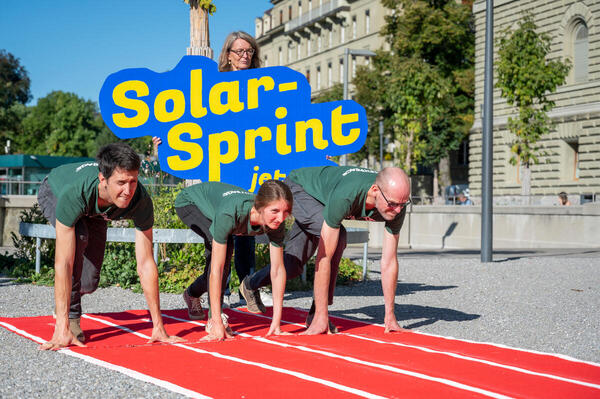 greenpeace_ch's tweet photo. ☀️🏃♀️🏃♂️ Greenpeace fordert zusammen mit 19’764 Menschen vom #Ständerat einen #SolarSprint. Dabei minimiert der Ausbau der #Photovoltaik auf bestehenden Infrastrukturen die Risiken für die #Biodiversität.
https://t.co/ZfLX8Ehnfz https://t.co/BFSdIQoZMZ