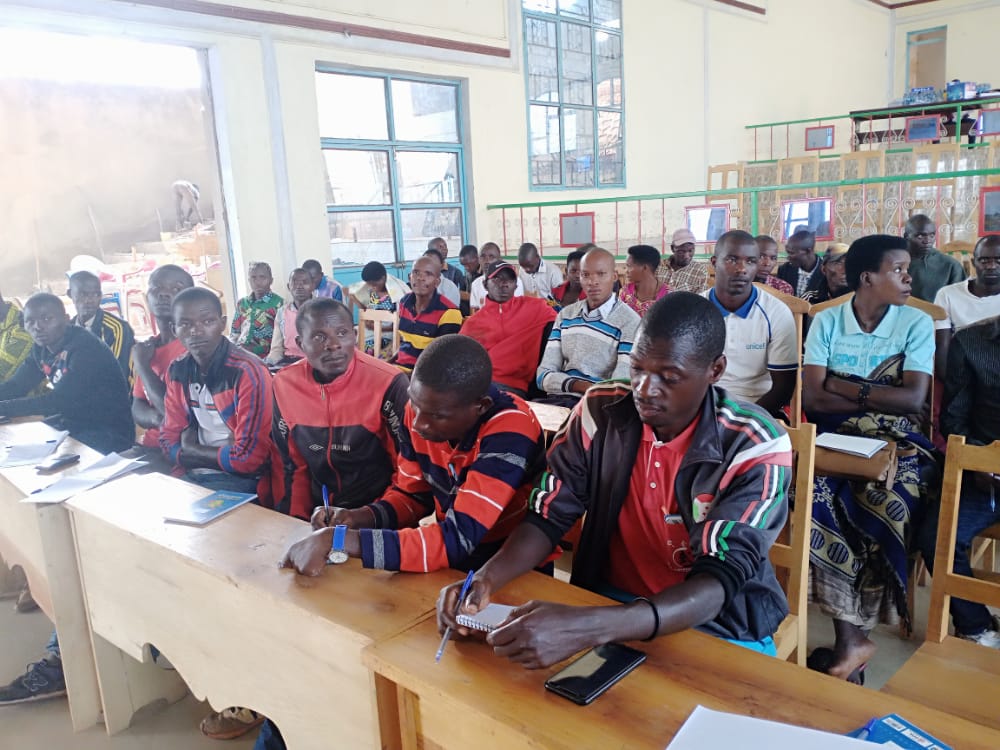 MinTFPSS_bdi's tweet photo. #Burundi:Le @MFPTE_bdi  à travers la Directio Générale de l'Intitut Superieur de Gestio des Entreprises ISGE en collaboratio avec l'ANACOOP, après 4 communes déjà formées,aujourd'hui a organisé une #formatio aux gestionnaires des coopératives en commune KIREMBA de @NgoziProvince https://t.co/zkMvC1eg8K