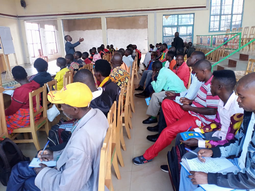 MinTFPSS_bdi's tweet photo. #Burundi:Le @MFPTE_bdi  à travers la Directio Générale de l'Intitut Superieur de Gestio des Entreprises ISGE en collaboratio avec l'ANACOOP, après 4 communes déjà formées,aujourd'hui a organisé une #formatio aux gestionnaires des coopératives en commune KIREMBA de @NgoziProvince https://t.co/zkMvC1eg8K