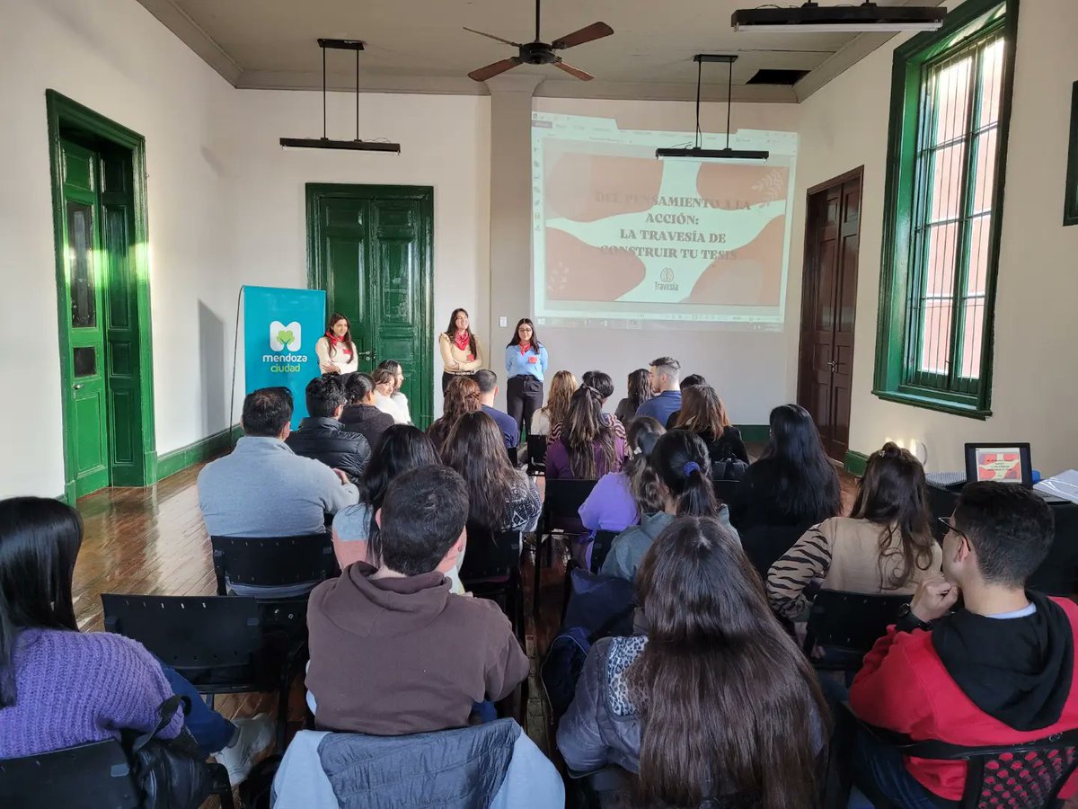 El pasado viernes, realizamos el taller "Del pensamiento a la acción: la travesía de construir tu tesis", en conjunto con el equipo de Travesia, en el que estudiantes pudieron despejar dudas sobre la construcción de su tesis.