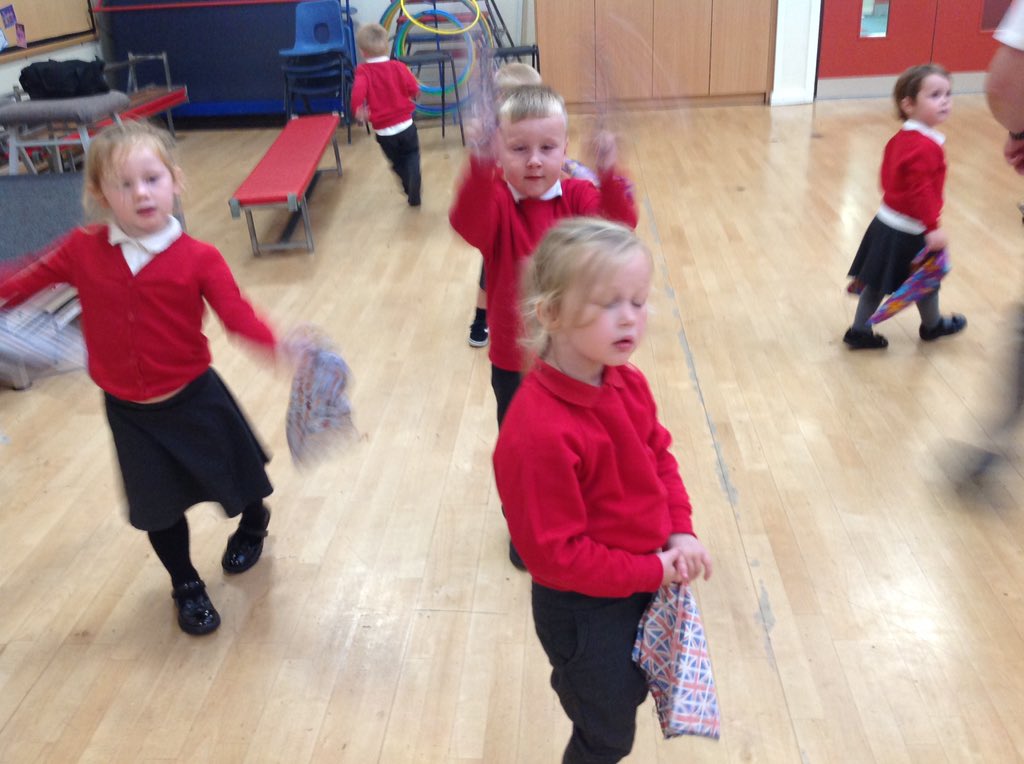 WMPrimaryF1's tweet photo. We finished our squiggle time this morning by exploring up and down movements. #developingmotorskills https://t.co/pd9rk5Oh51