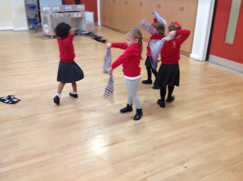 WMPrimaryF1's tweet photo. We finished our squiggle time this morning by exploring up and down movements. #developingmotorskills https://t.co/pd9rk5Oh51