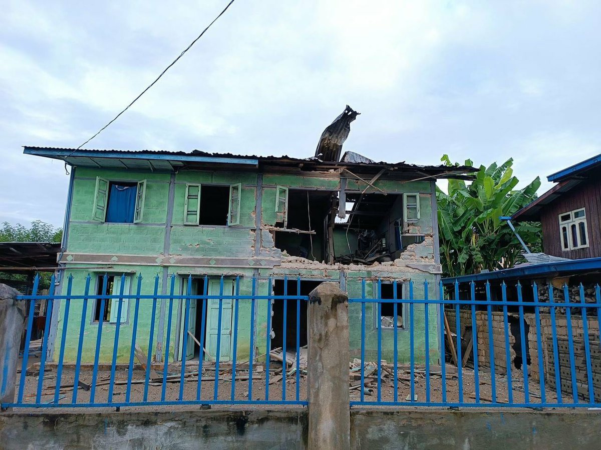 cassiakhin's tweet photo. The clashes between junta soldiers and local defense forces has still be intensifying for 5 days in Moebye tsp. Some local residents died what with the bombardment of the soldiers. #2022Sept12Coup #WarCrimesOfJunta #WhatsHappeningInMyanmar https://t.co/D6qcObmyDM