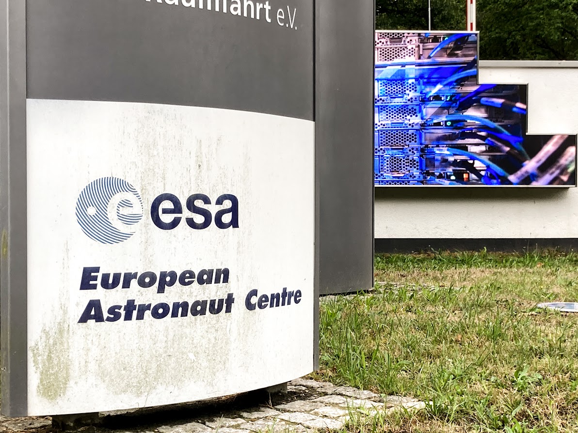 FaiY_TOP's tweet photo. Sabato 10 settembre il #FAI è stato ospite presso l’#EAC (European Astronaut Centre).
La visita è stata coordinata da Serena Bertone, membro del Direttivo, la quale come istruttore di sistemi ha contribuito anche all’addestramento di @AstroSamantha 

https://t.co/AGv3owM5jr https://t.co/IZED0WBrFo