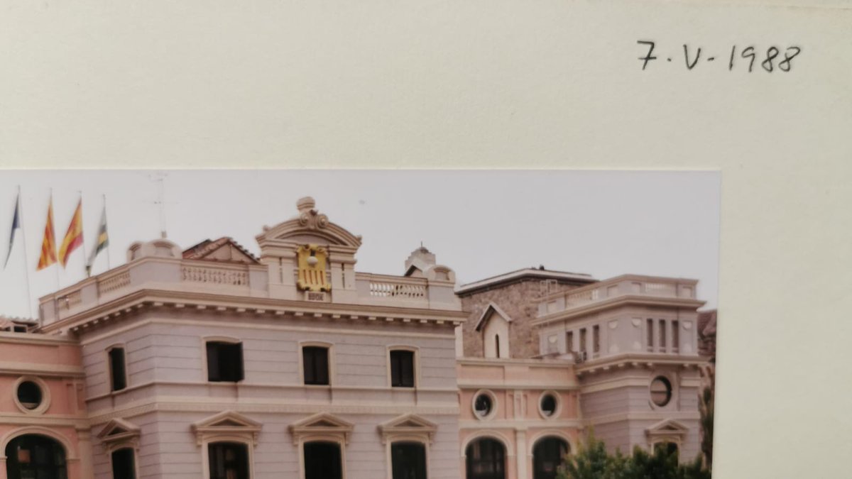ercsabadell's tweet photo. En Junta de Govern, @GabrielFerDiaz ha preguntat per la desaparició

1️⃣ de la frase de @VicentAEstelles del pont del parc Catalunya i 
2️⃣ de les quatre barres roges de l'escut de l'@Aj_Sabadell.

El govern municipal diu que respondrà.

🏫 #JdGSbd
🟨 #GovernRepublicà
🧅 #Sabadell https://t.co/dEdkR7DEJO