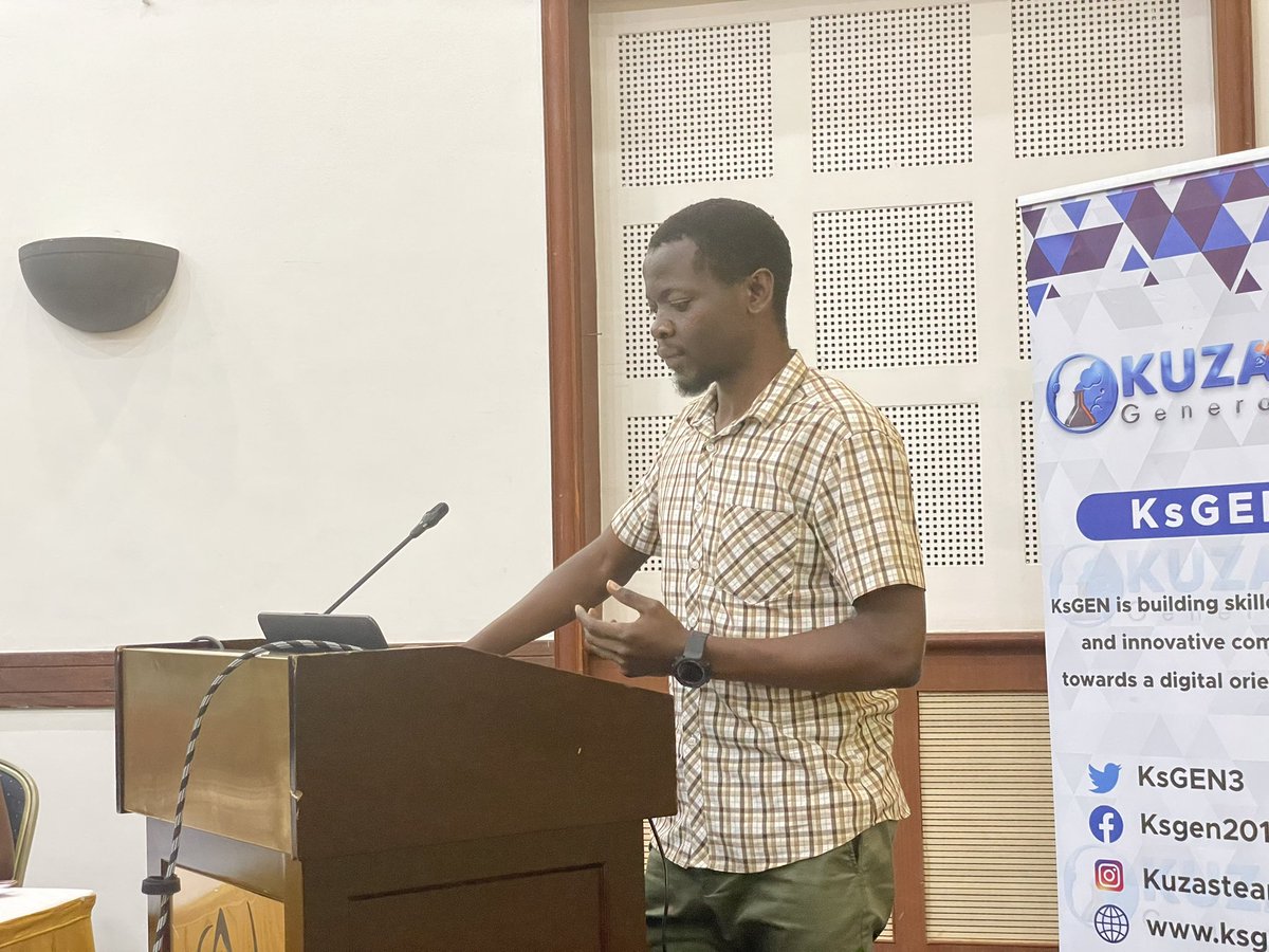 Richard taking participants through how they can make use of Graphics and illustrations for digital rights                 #AruWSIG5