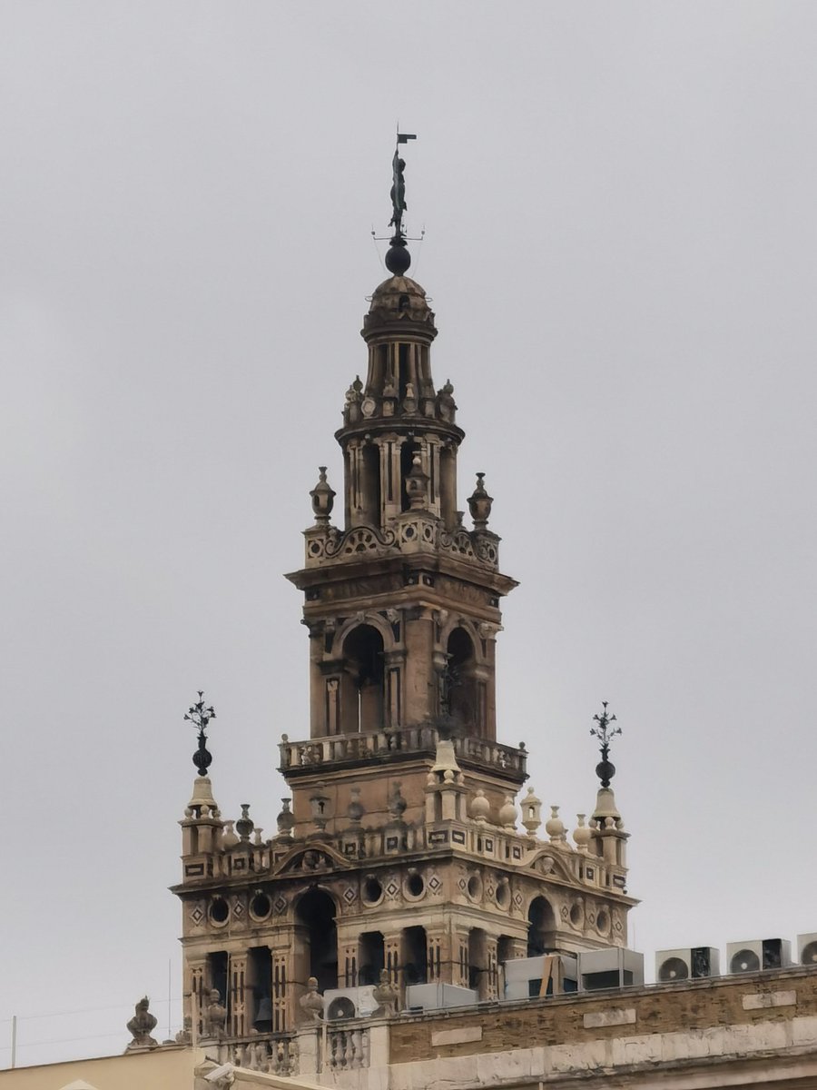 Adoro tus cielos grises, Sevilla...