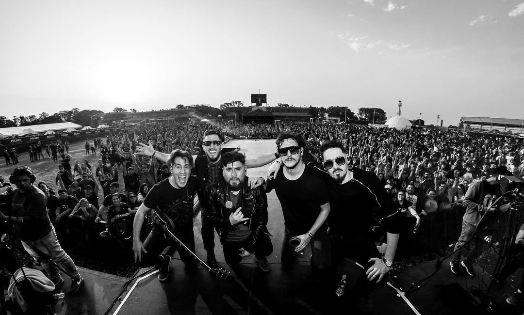 antennapy's tweet photo. ¡UN SHOW PARA LA HISTORIA! 🖤

¡GRACIAS @ReciclArtePY 🍻🎸 y a cada un@ de ustedes por acompañarnos ayer y estar siempre con nosotros! 🤟🏻 ¡Nos vemos próximamente! ✨

📸: @Luccasalinas_

#Antenna ⭐
#Antenna10Años 📡🎸 https://t.co/vPVYMUAnYK