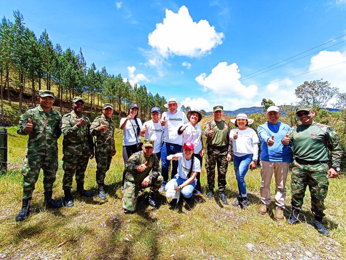 Ejercito_CAAID's tweet photo. En La Unión, #Antioquia, el Batallón de Acción Integral y Desarrollo N.° 7 y su equipo #FeEnColombia en articulación con la @GobAntioquia y @TIERRAGRO, realizó la siembra de más de 5000 árboles 🌳 como contribución al medio ambiente.
#SoldadoEsServicioSocial 
@Ejercito_Div7 https://t.co/9Y6U0CYtxO