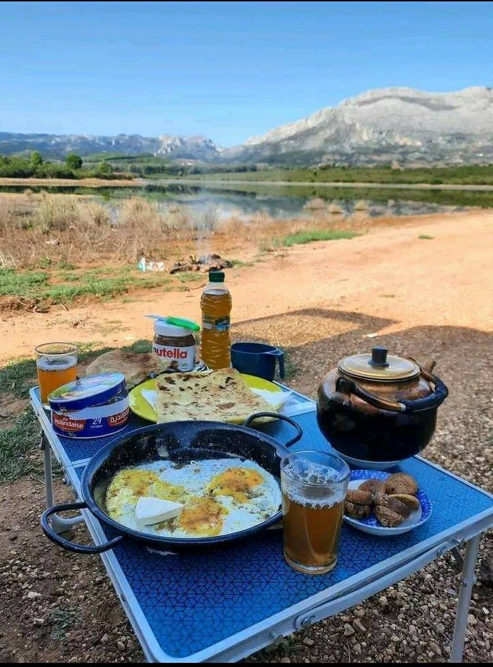 وبينما كنت أتوسدُ عبق الخيال
وفسح المجال كنت بينا القيل والقال 
والظن والإحتمال والشكُ  مُّحال
أكتشفتُ أن لا مجال..للغرق في الأهوال
دون رجوع ألي واقع الحال..
#ظهيرة_طيبة