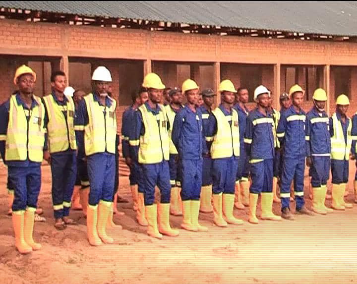 actualitecd's tweet photo. RDC-Kananga : Félix Tshisekedi a visité l’école d’Excellence construite par le service national pour l’encadrement des jeunes désœuvrés
https://t.co/u2NFaO7TNZ https://t.co/vlD1s1DfsE