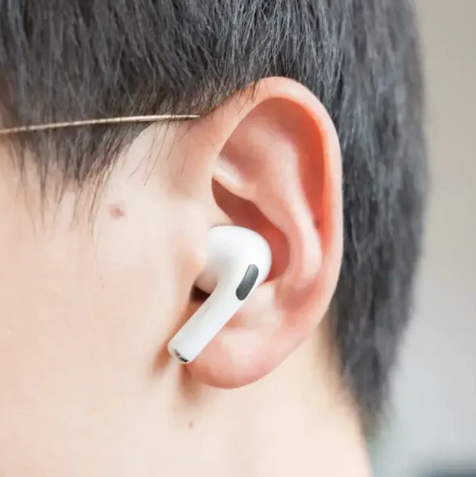 【買ってよかった】この「プニプニ」でAirPodsが圧倒的に使いやすくなったがいまいち耳にフィットしなくて悩んでたんだけど、先端のプニプニをこれに取り替えたらフィット感が耳栓レベルになった…ノイキャンにしなくても雑音が聞こえないし圧倒的にズレない…! 